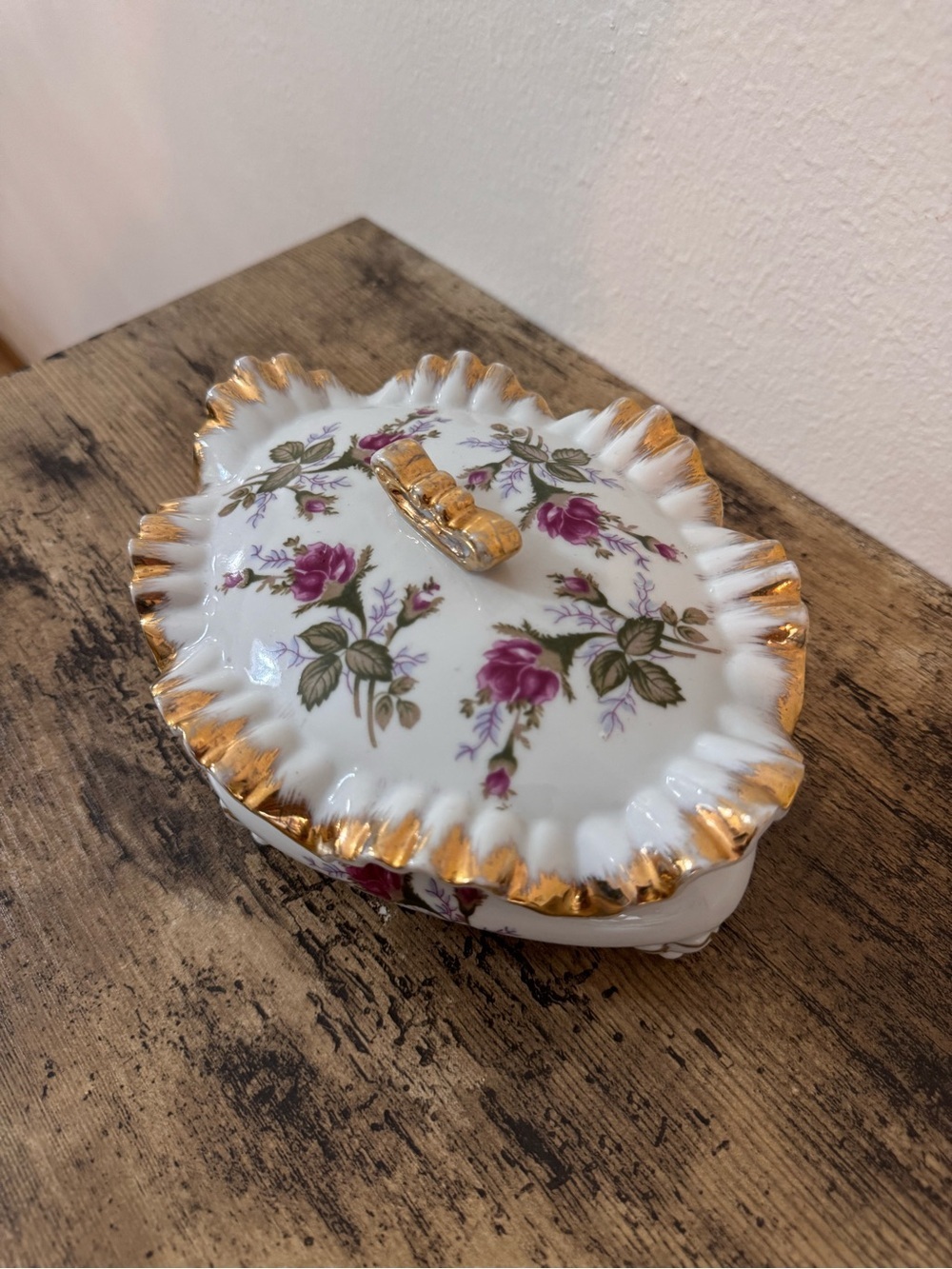 Vintage Porcelain Rose Trinket Box with Lid & Gold Trim - Picture 2 of 9